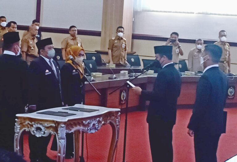 Gubernur Andi Sudirman Lantik HM Saleh sebagai Kadis PMD Sulsel 4 Gubernur Andi Sudirman Lantik HM Saleh sebagai Kadis PMD Sulsel