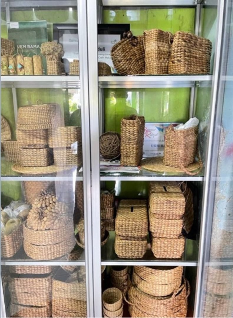 PLN UIW Sulselrabar Bantu Eceng Gondok dan Marketing Digital Wanita Bunga Eja Craft Makassar