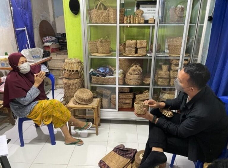 PLN UIW Sulselrabar Bantu Eceng Gondok dan Marketing Digital Wanita Bunga Eja Craft Makassar