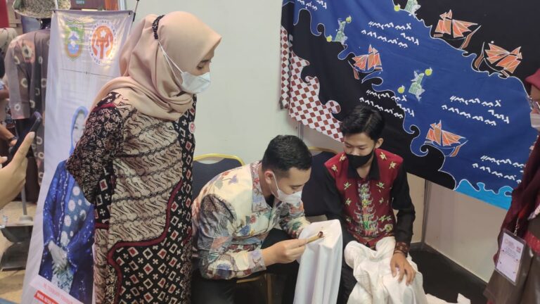 Kunjungi Stand Pameran Dekranasda Pangkep di Sulsel Craft 2022, Bupati Pangkep Ikut Membatik