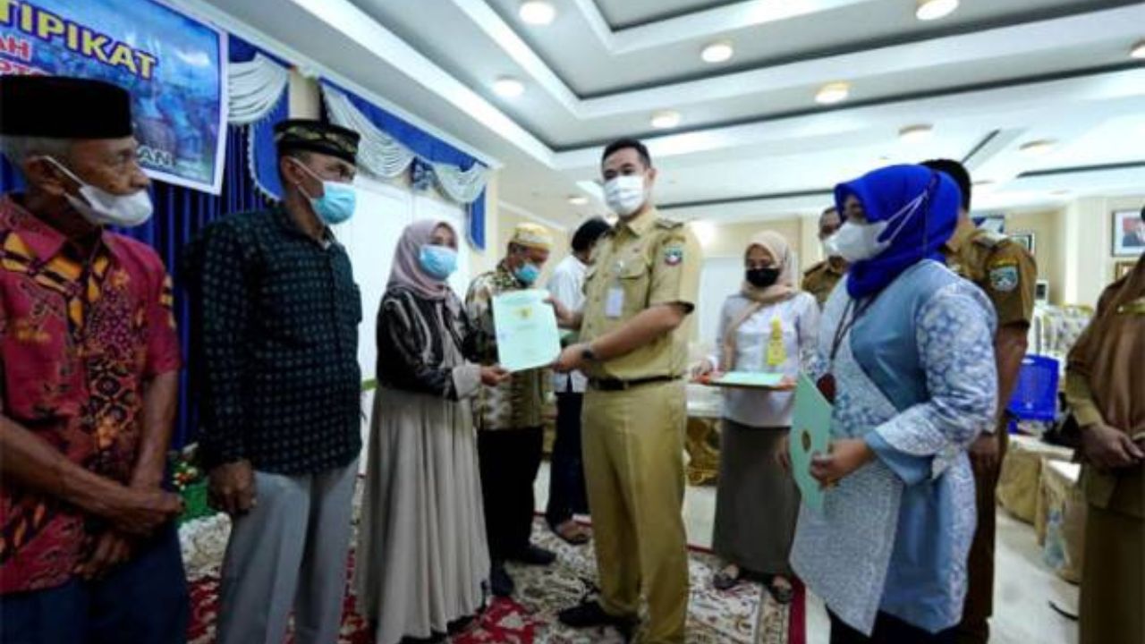 Bupati Pangkep Serahkan 300 Sertifikat Tanah Gratis