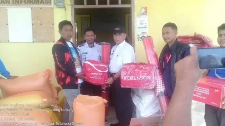 Warga Lengkong Luwu Berterima Kasih atas Kepedulian Gubernur Andi Sudirman ke Korban Terdampak Puting Beliung 8 Warga Lengkong Luwu Berterima Kasih atas Kepedulian Gubernur Andi Sudirman ke Korban Terdampak Puting Beliung
