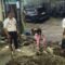 Tanpa Lelah, malam hari Beni Iskandar kunjungi Petugas Teknik yang Mengerjakan Kebocoran Pipa di Jalan Daeng Tata