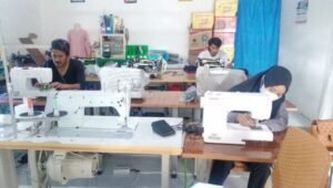 [Foto] PLN UIW Sulselrabar Bantu Mesin Jahit Listrik Kelompok PKBM Cendekia Pariburna Bangsa