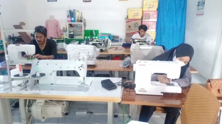 PLN UIW Sulselrabar Bantu Mesin Jahit Listrik Kelompok PKBM Cendekia Pariburna Bangsa