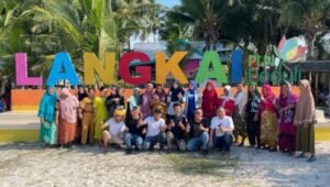 [Foto] PLN UIW Sulselrabar Bantu Pelatihan dan Pengelolahan Ikan Kelompok Wanita Pulau Langkai