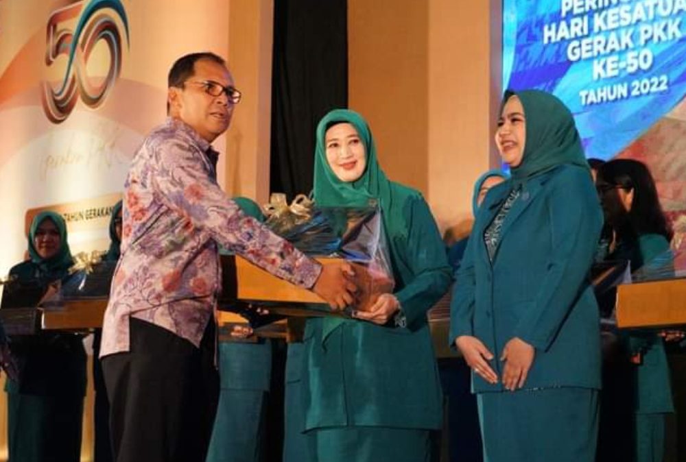 Ketua & Wakil TP PKK Ujung Tanah bersama Sekcam hadiri Peringatan HKG PKK ke-50