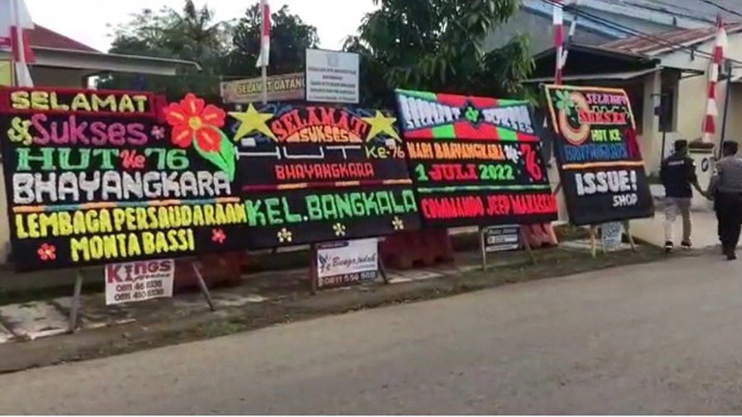 Mapolsek Manggala Dibanjiri Karangan Bunga di HUT Bhayangkara ke-76