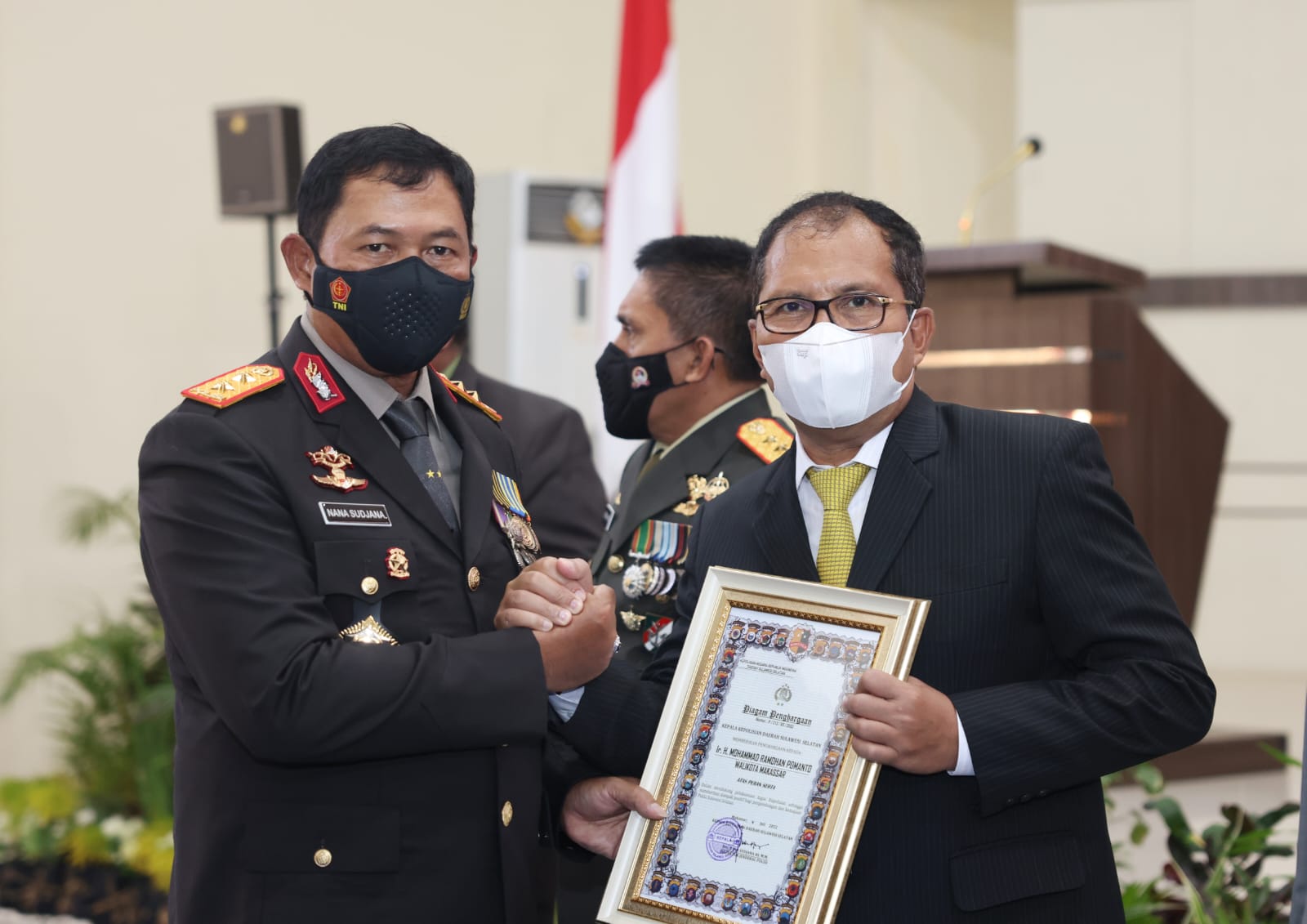 HUT Bhayangkara ke-76: Wali Kota Makassar Raih Penghargaan dari Kapolda Sulsel