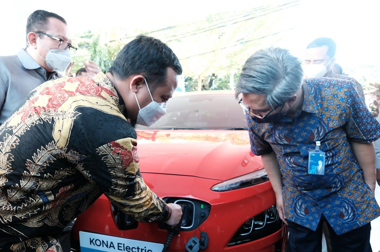 Gubernur Sulsel Gunakan Layanan Home Charging, Kendaraan Listrik Makin Diminati di Makassar