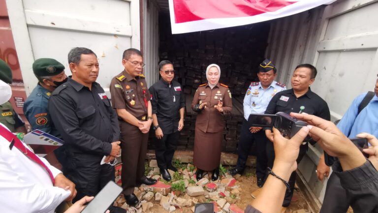 Dua Direktur Tersangka Pemilik Kayu Ilegal Asal Papua Segera Disidangkan Secara in Absentia 3 Dua Direktur Tersangka Pemilik Kayu Ilegal Asal Papua Segera Disidangkan Secara in Absentia