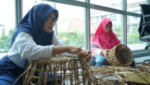 Dukung Srikandi UMKM, PLN Gelar Pelatihan Enceng Gondok bagi Wanita Bunga Eja Craft