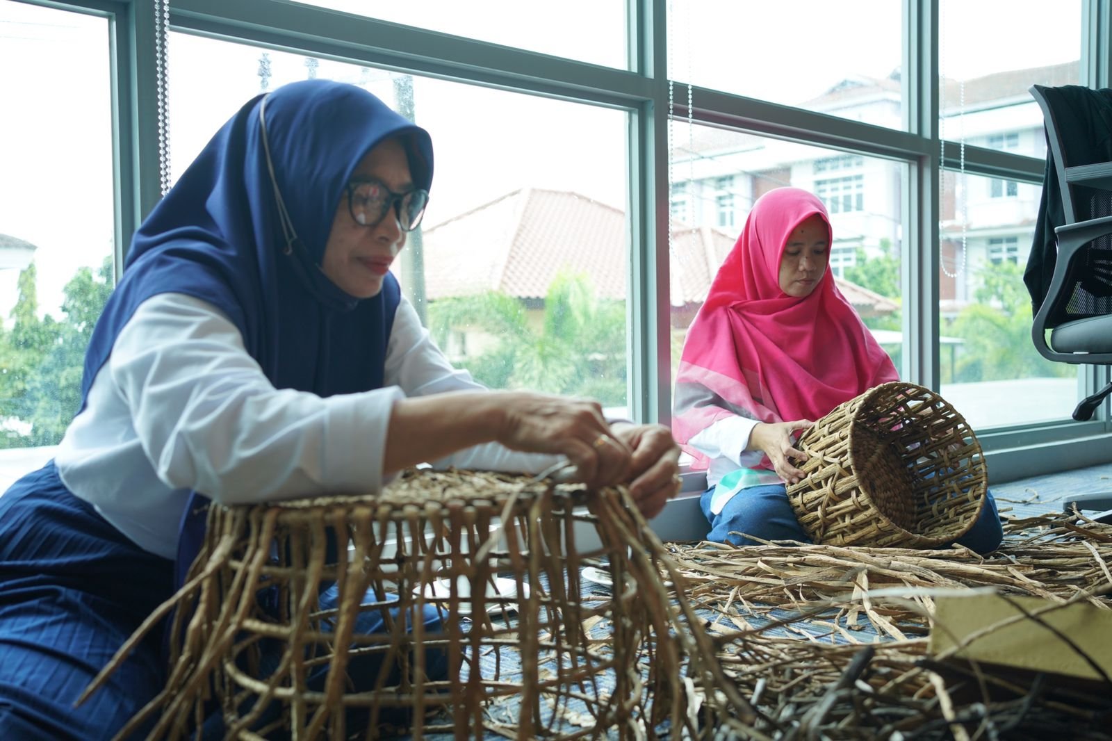 Dukung Srikandi UMKM, PLN Gelar Pelatihan dan Pengembangan Enceng Gondok bagi Kelompok Usaha Wanita Bunga Eja Craft