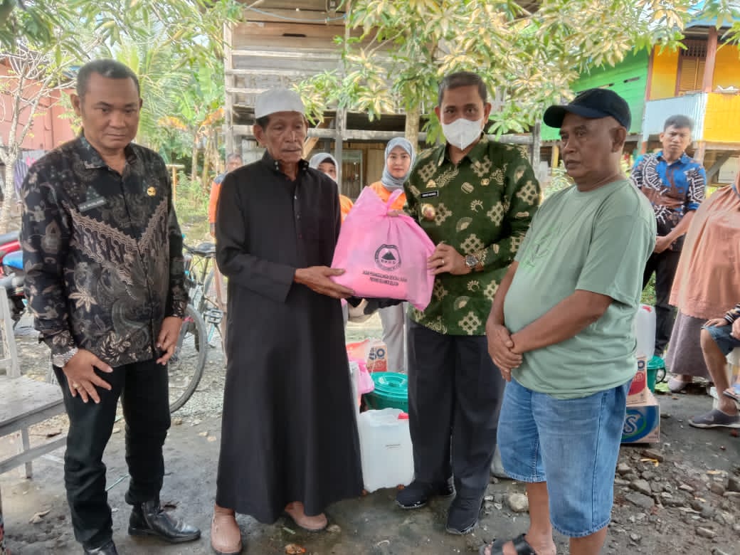 2 Rumah Terbakar di Wajo, Bupati Amran Mahmud Serahkan Buffer Stock BPBD Sulsel