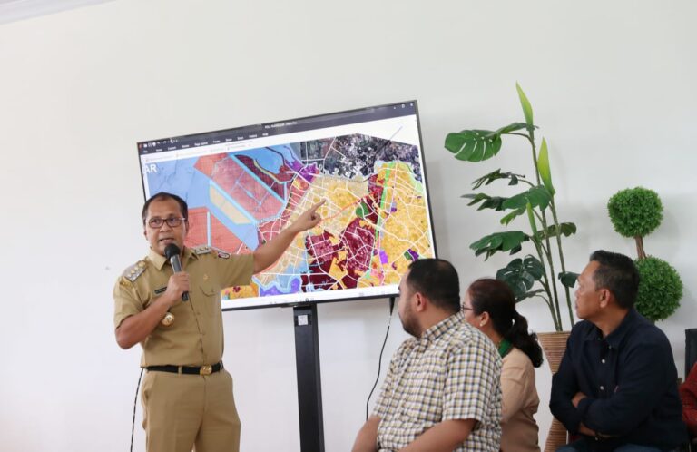 Pemkot Dukung Proyek Kereta Api, Sesuaikan Tata Ruang Kota Makassar 8 Pemkot Dukung Proyek Kereta Api, Sesuaikan Tata Ruang Kota Makassar