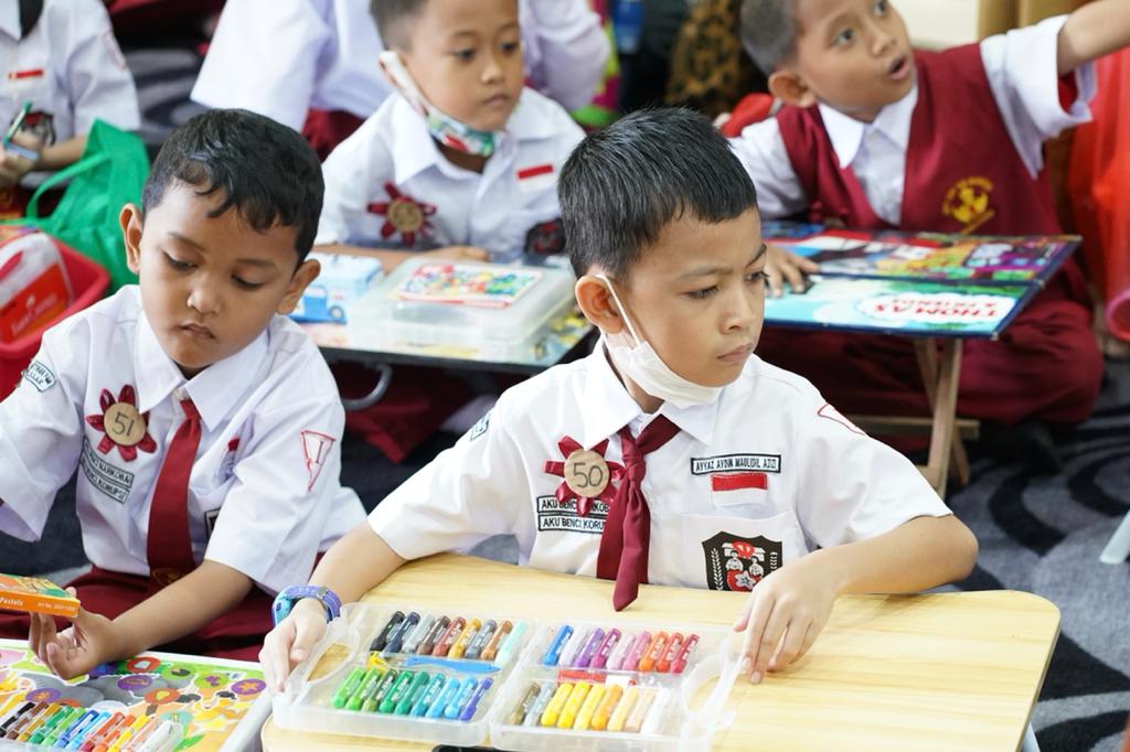 Naoemi Octarina Apresiasi Pelaksanaan Lomba Mewarnai se-Makassar 2 Naoemi Octarina Apresiasi Pelaksanaan Lomba Mewarnai se-Makassar
