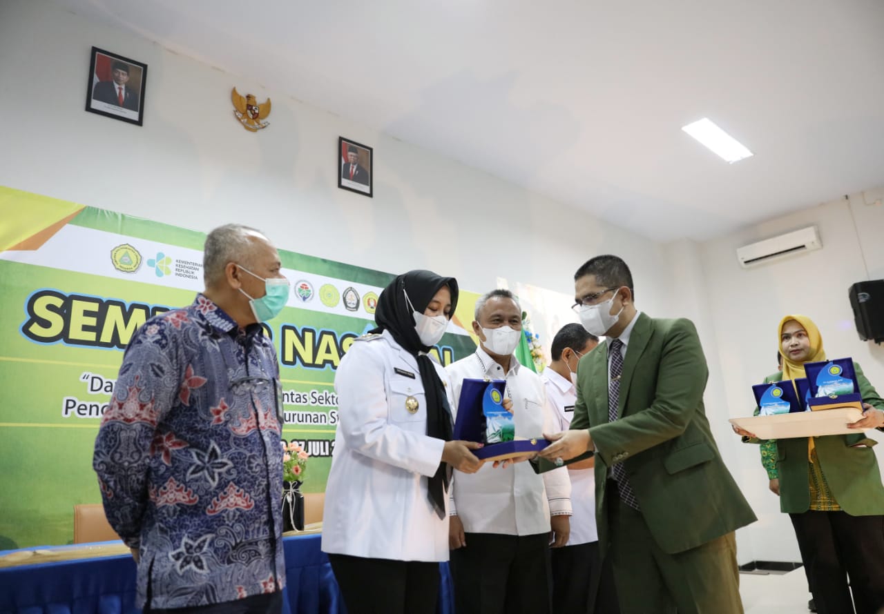 Peduli Kesehatan Lingkungan dari Lorong, Wali Kota Makassar Raih Penghargaan HAKLI