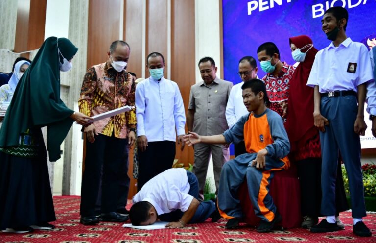 Penyandang Disabilitas Sujud Syukur Usai Terima E-KTP dari Gubernur Andi Sudirman