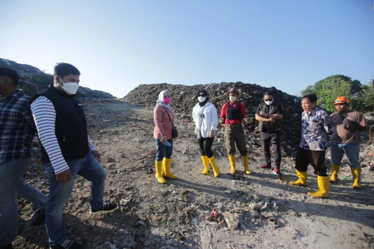 Kondisi TPA Memprihatinkan, Wawali Makassar Minta Warga Pilah Jenis Sampah 8 Kondisi TPA Memprihatinkan, Wawali Makassar Minta Warga Pilah Jenis Sampah