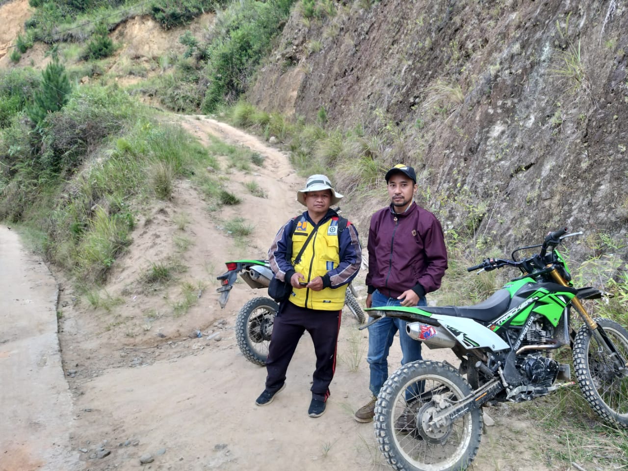 Gubernur Instruksikan PUTR Sulsel Inventarisir Jalan Rusak di Simbuang-Mappak Ditangani 2023 2 Gubernur Instruksikan PUTR Sulsel Inventarisir Jalan Rusak di Simbuang-Mappak Ditangani 2023