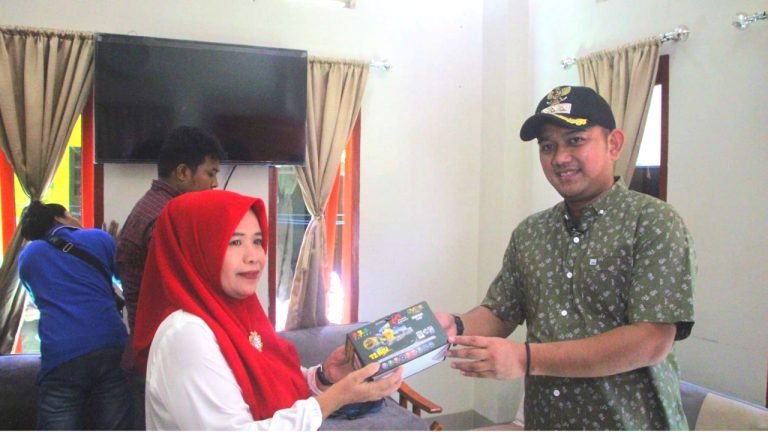 Program Sapa Warga Kompas TV, Kadis Kominfo Serahkan STB TV Digital 2 Program Sapa Warga Kompas TV, Kadis Kominfo Serahkan STB TV Digital