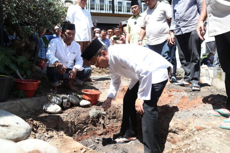Danny Pomanto dan IAS Kompak Letakkan Batu Pertama Renovasi Masjid Barkatul Ilham 7 Danny Pomanto dan IAS Kompak Letakkan Batu Pertama Renovasi Masjid Barkatul Ilham