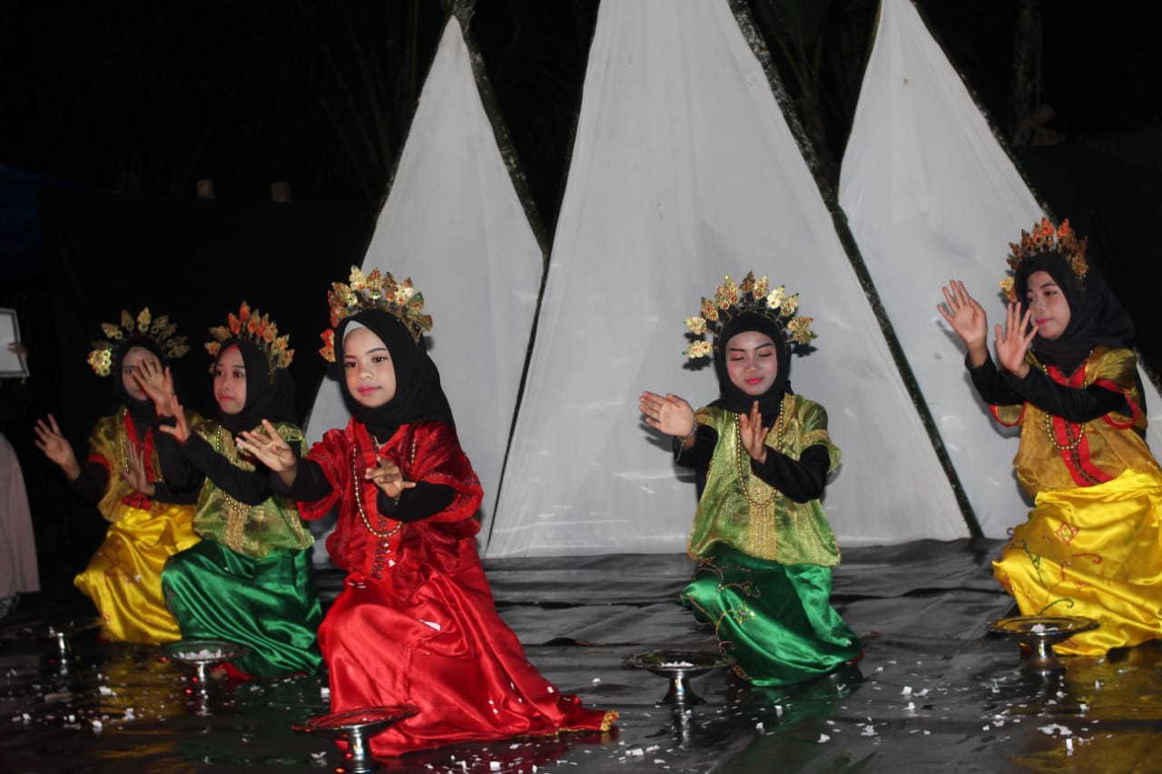 KMP UNM Sukses Suguhkan Talenta Anak Dusun Bone di Malam Puncak Abdi Bina Desa