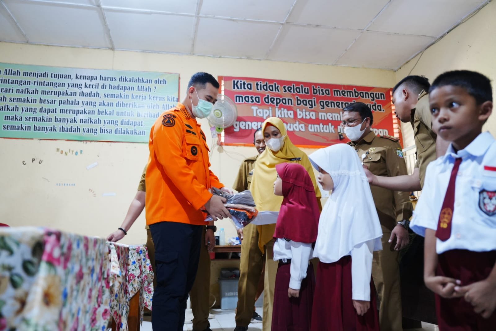 Pelajar SDN Bontoa-SMPN Labakkang Terima Seragam Gratis dari Bupati Pangkep