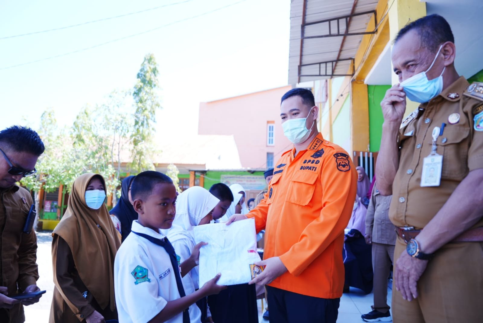 Pelajar SDN Bontoa-SMPN Labakkang Terima Seragam Gratis dari Bupati Pangkep