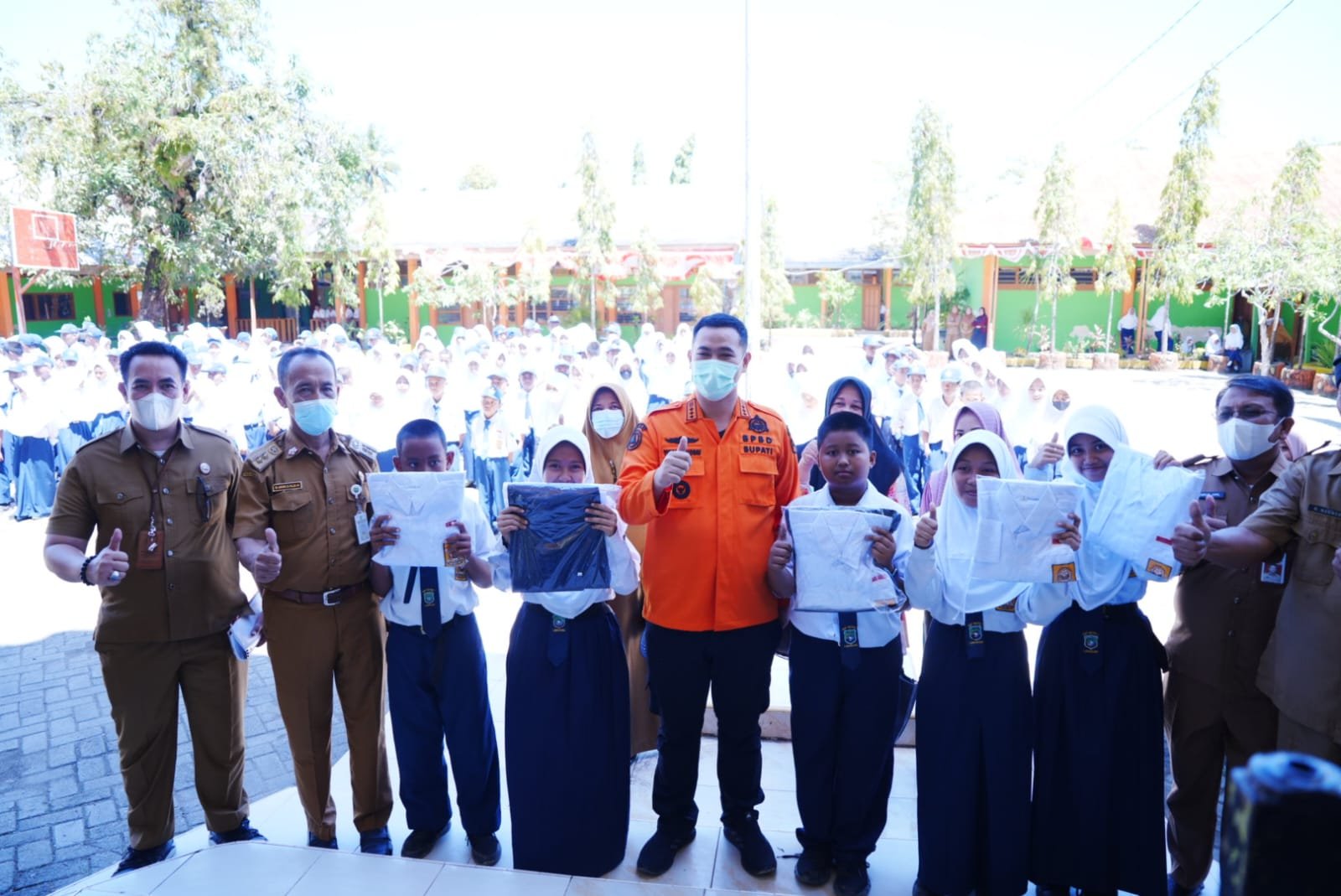 Pelajar SDN Bontoa-SMPN Labakkang Terima Seragam Gratis dari Bupati Pangkep