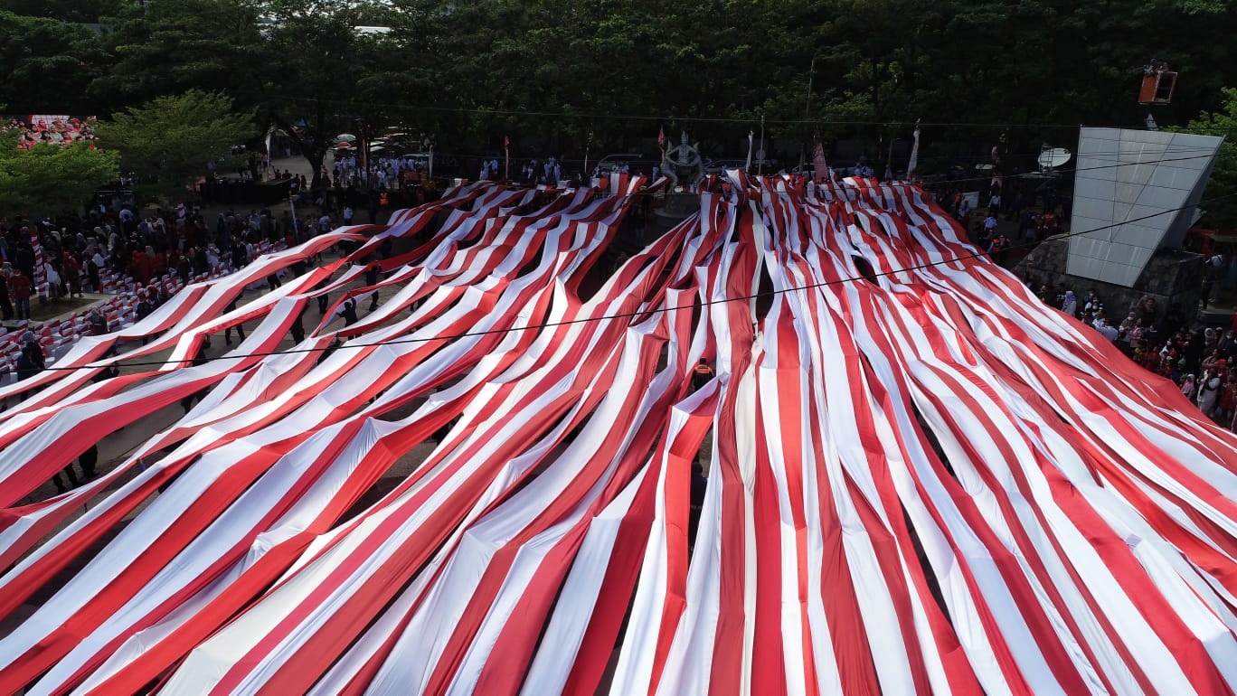 5.005 Meter Bendera Merah Putih Selimuti Anjungan Pantai Losari 2 5.005 Meter Bendera Merah Putih Selimuti Anjungan Pantai Losari