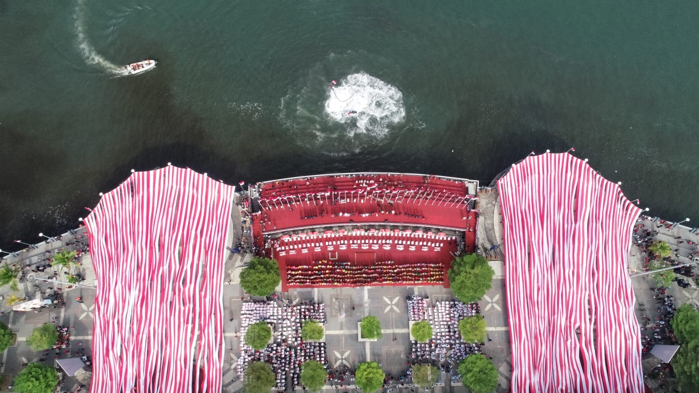 5.005 Meter Bendera Merah Putih Selimuti Anjungan Pantai Losari