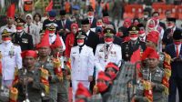 Korsik Satpol PP Makassar Iringi Pengibaran Bendera Merah Putih di Losari