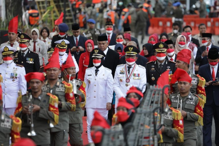 Korsik Satpol PP Makassar Iringi Pengibaran Bendera Merah Putih di Losari 8 Korsik Satpol PP Makassar Iringi Pengibaran Bendera Merah Putih di Losari