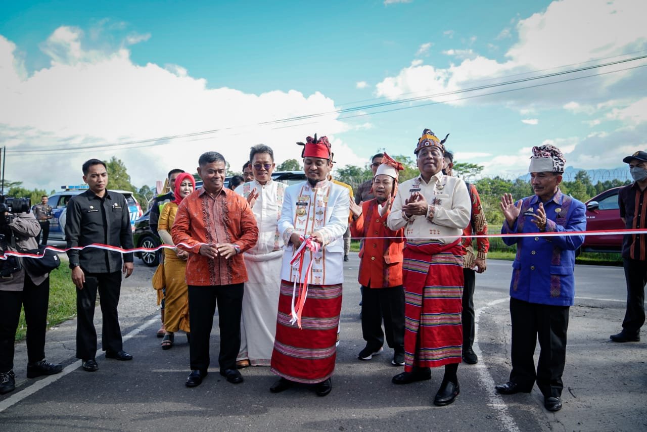 Gubernur Andi Sudirman Resmikan Ruas Batupapan-Bandara Pongtiku-Batas Torut