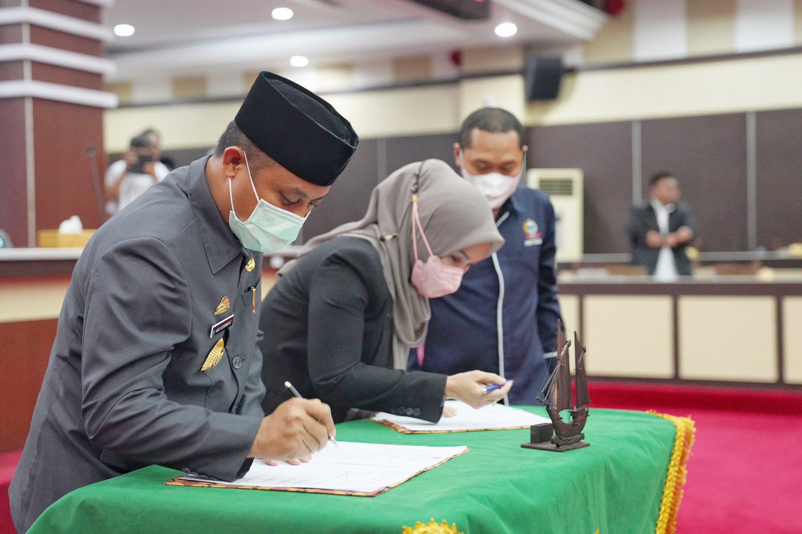 Gubernur & DPRD Sulsel Teken Nota Kesepakatan KUA-PPAS TA 2023 2 Gubernur & DPRD Sulsel Teken Nota Kesepakatan KUA-PPAS TA 2023