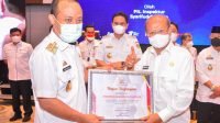 Gubernur Berikan Penghargaan Kepada Jeneponto Sebagai Kabupaten Terbaik Penyelesaian Tindak Lanjut