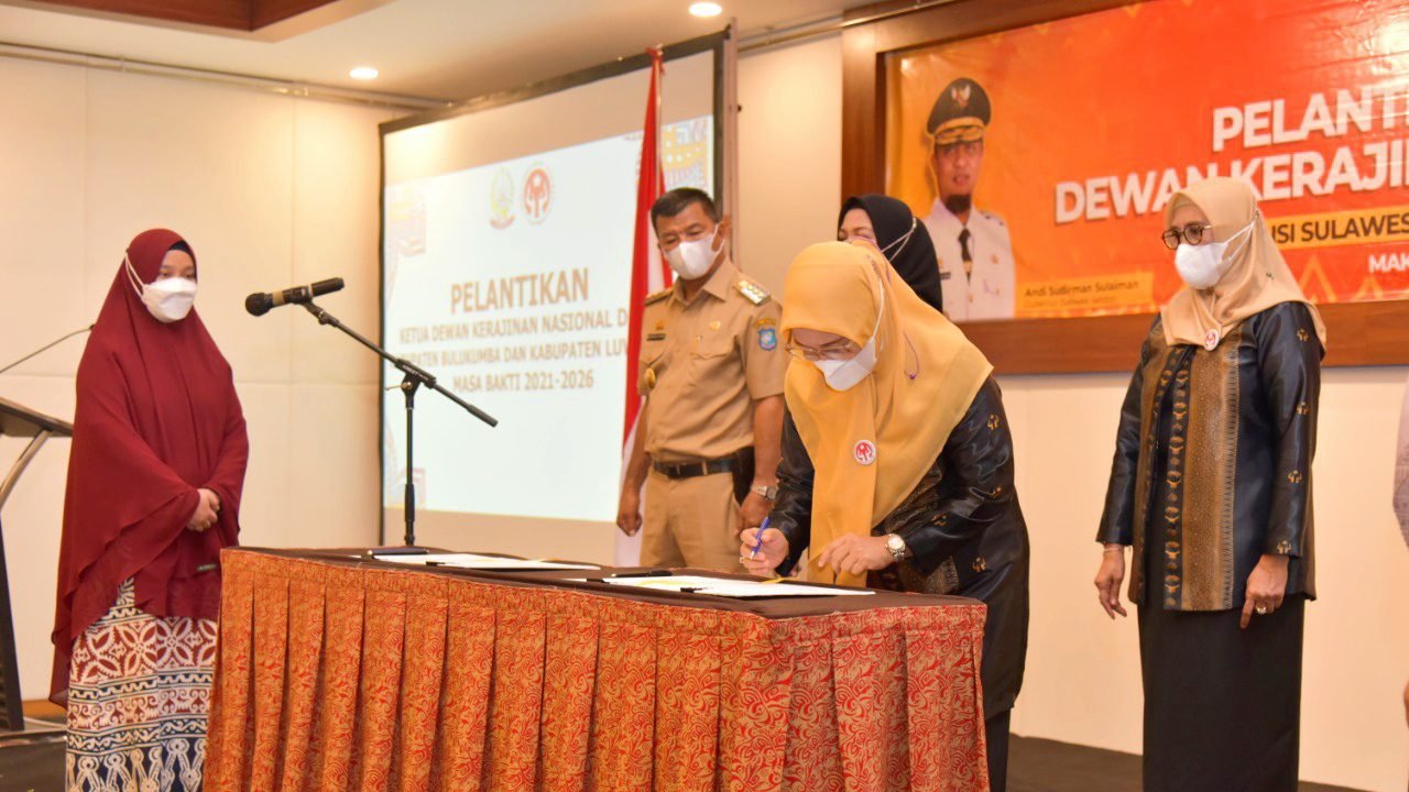 Naoemi Octarina Lantik Pengurus Dekranasda Sulsel Sisa Masa Bakti 2018-2023