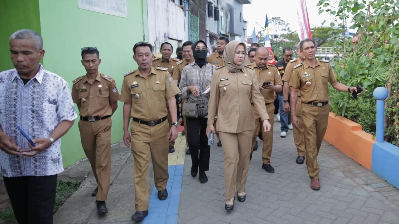 Tinjau Longwis Tepi Kanal Pentas Seni, Fatmawati: Manfaatkan Sudut Lorong untuk Tanaman Hias-Hidroponik