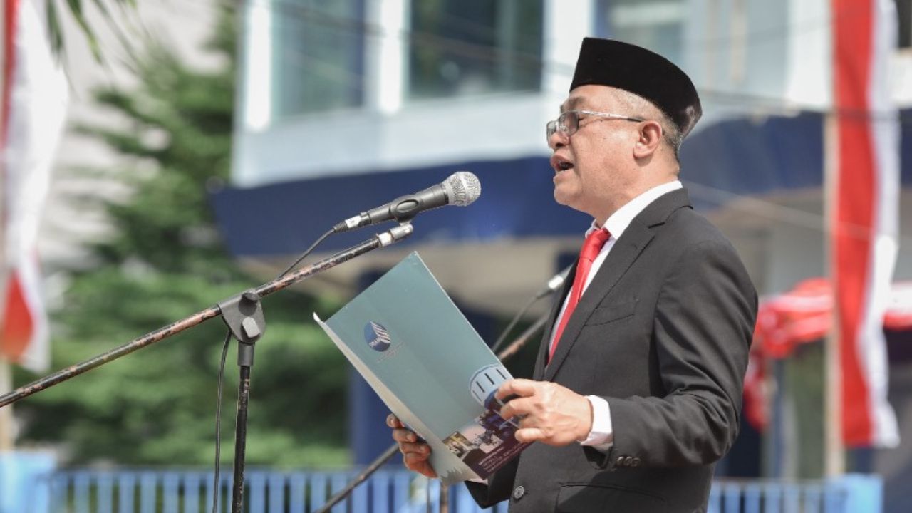Gelar Upacara HUT ke-77 RI, PDAM Makassar Kibarkan Bendera Raksasa