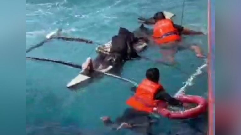 Kapal KM STB 14 Selamatkan Warga Gowa yang Terapung 10 Hari di Selat Makassar 4 Kapal KM STB 14 Selamatkan Warga Gowa yang Terapung 10 Hari di Selat Makassar