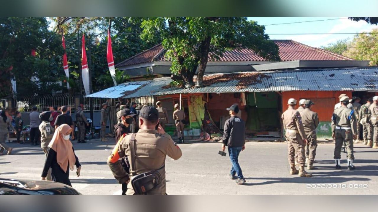 Satpol Sulsel & Makassar Tertibkan Lapak Disepanjang Jalan Amanagappa 2 Satpol Sulsel & Makassar Tertibkan Lapak Disepanjang Jalan Amanagappa