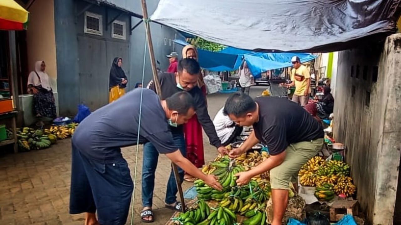 Berkunjung ke Pasar, Gubernur Sulsel Ajak Masyarakat Dukung Ekonomi Kerakyatan