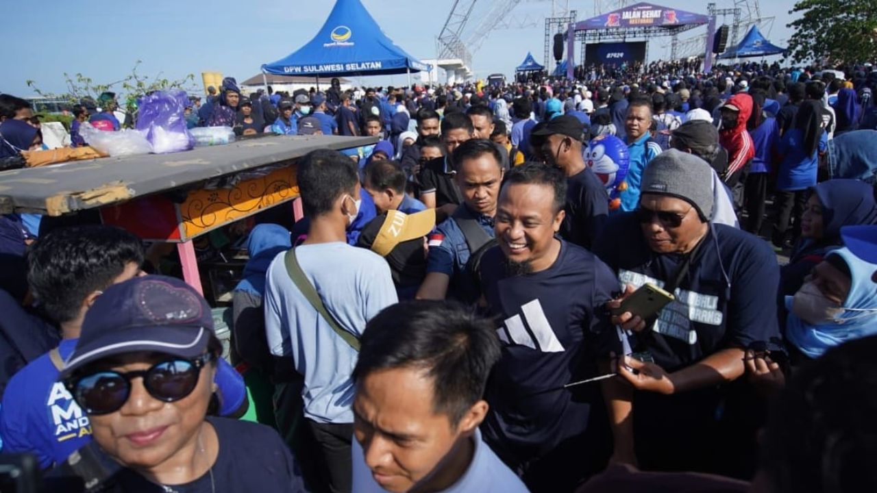 Jalan Sehat Partai Nasdem, Gubernur Andi Sudirman Borong Dagangan Buroncong di CPI