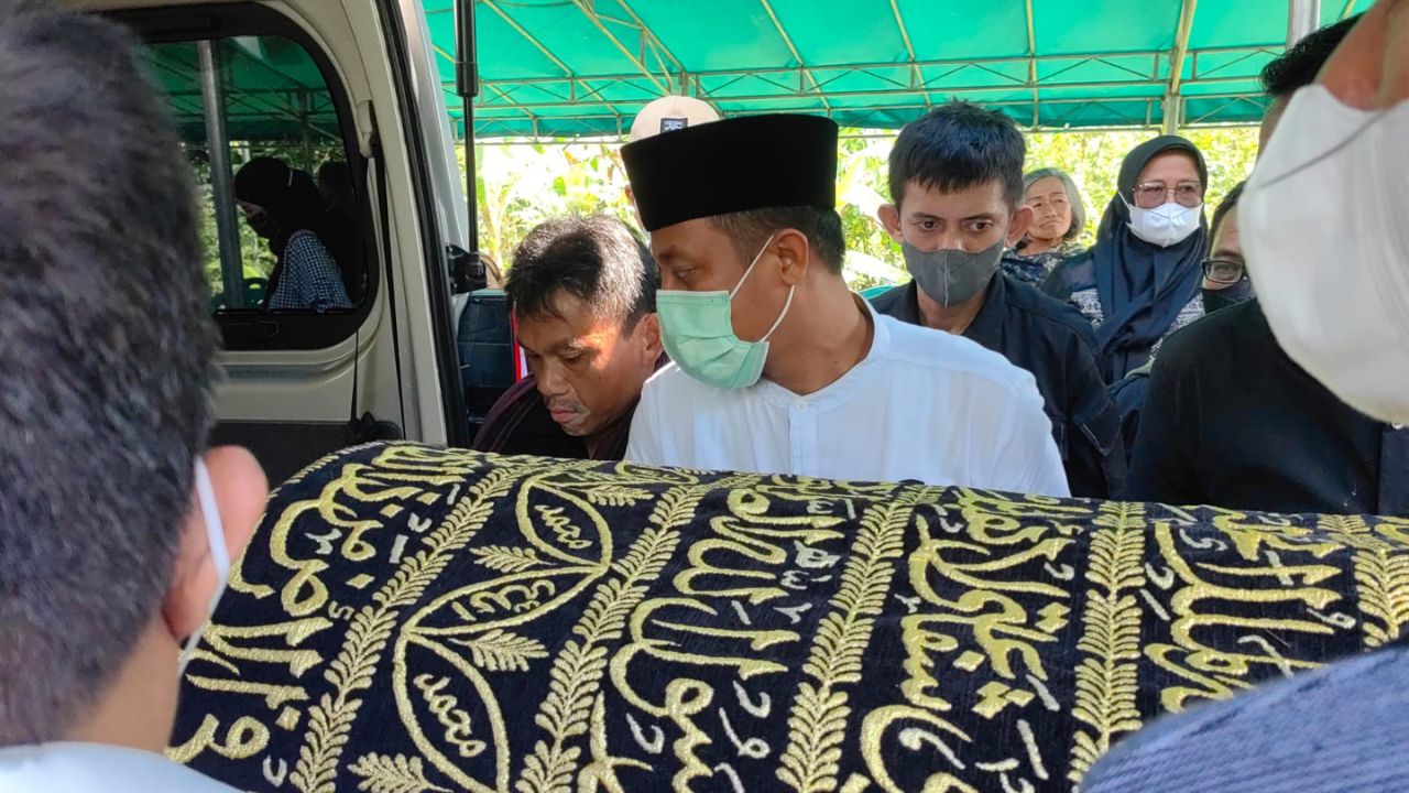 Kakak Sepupunya Meninggal, Gubernur Andi Sudirman Turut Antar ke Pekuburan di Toraja 2 Kakak Sepupunya Meninggal, Gubernur Andi Sudirman Turut Antar ke Pekuburan di Toraja