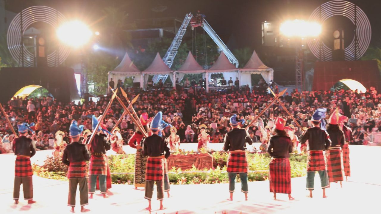Wali Kota Danny Nonton Langsung Pertunjukan Daeng Mangalle, Inilah Kisah Heroik Anak Makassar