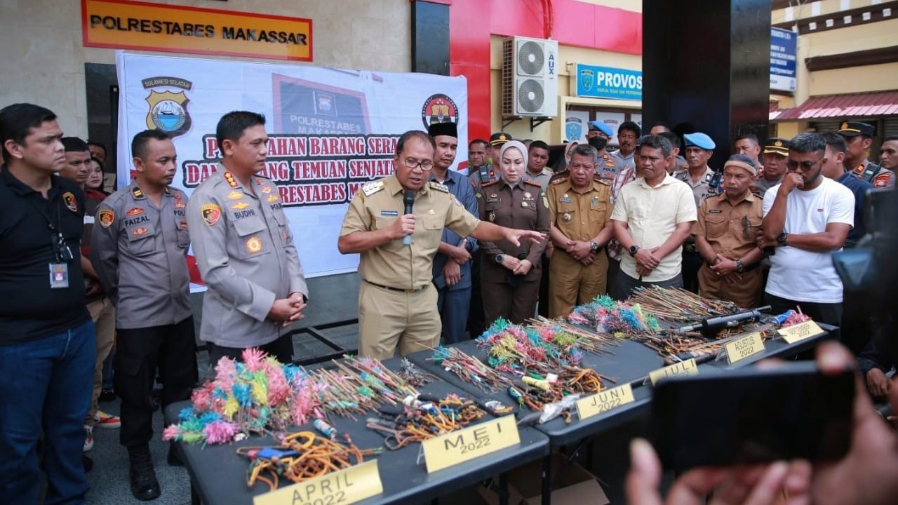 Hadiri Pemusnahan 940 Buah Sajam, Danny : Pembusuran di Makassar Berkurang