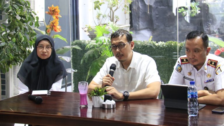 PTSP dan Bapenda Makassar Tegaskan Semua Reklame Harus Punya Izin 7 PTSP dan Bapenda Makassar Tegaskan Semua Reklame Harus Punya Izin