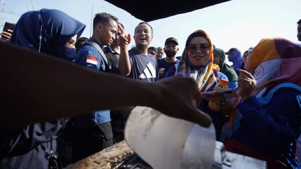 Jalan Sehat Partai Nasdem, Gubernur Andi Sudirman Borong Dagangan Buroncong di CPI 2 Jalan Sehat Partai Nasdem, Gubernur Andi Sudirman Borong Dagangan Buroncong di CPI