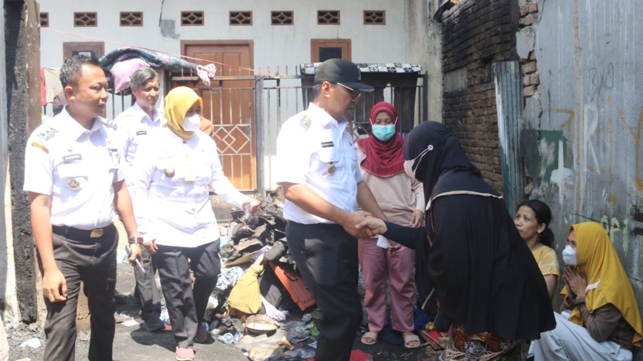 Danny Pomanto Kunjungi Korban Kebakaran Tallo, Serahkan Bantuan Logistik